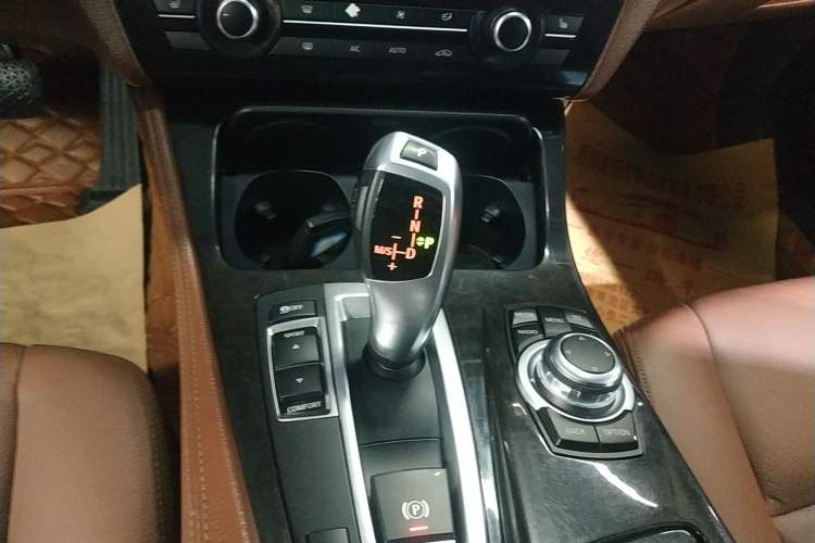 Used BMW 5 Series 2014 525Li Leading Model
