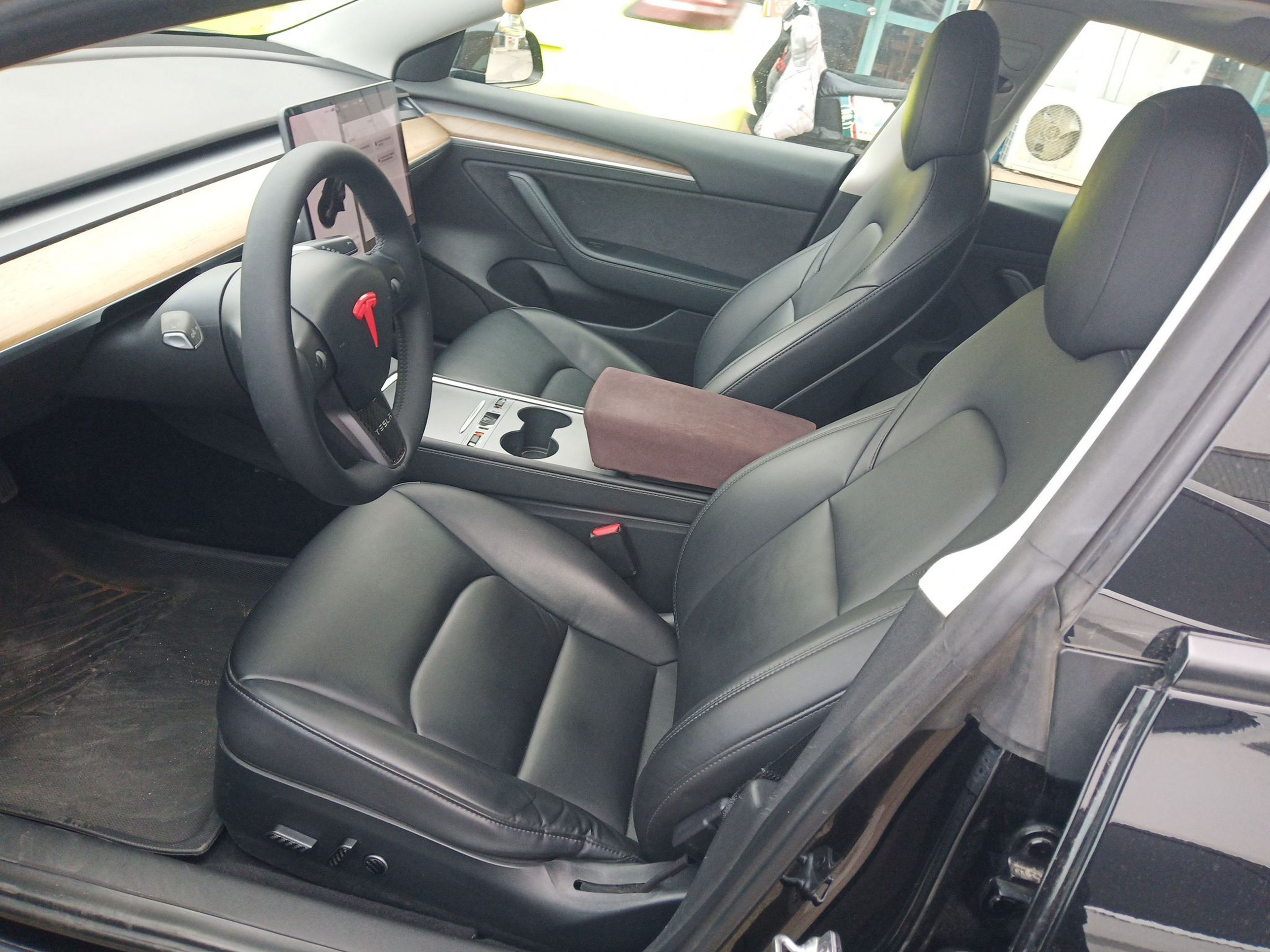 Переднее сиденье в автомобиле