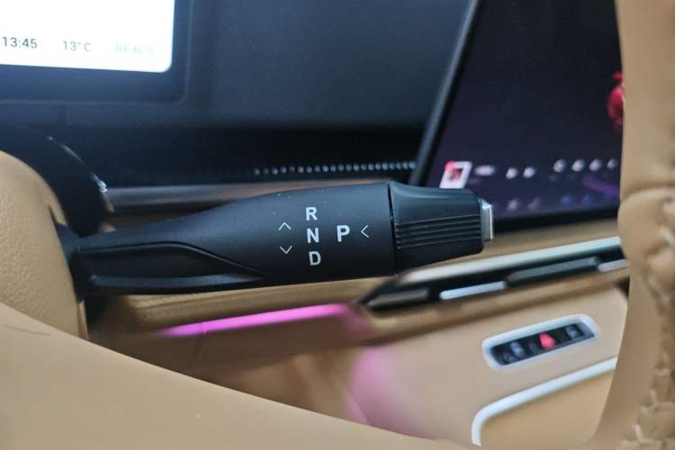 Used VOYAH Dream 2025 PHEV Four-Wheel Drive Prestige Kunpeng Edition
