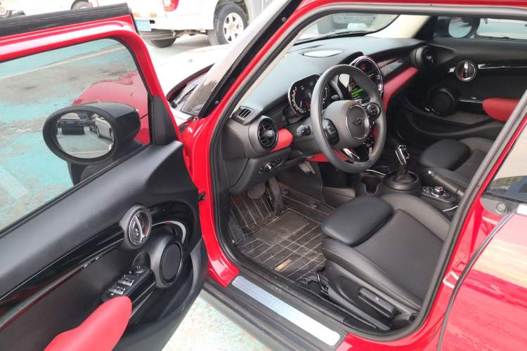 Used  MINI 2021 1.5T COOPER Classic Edition Five-Door Version
