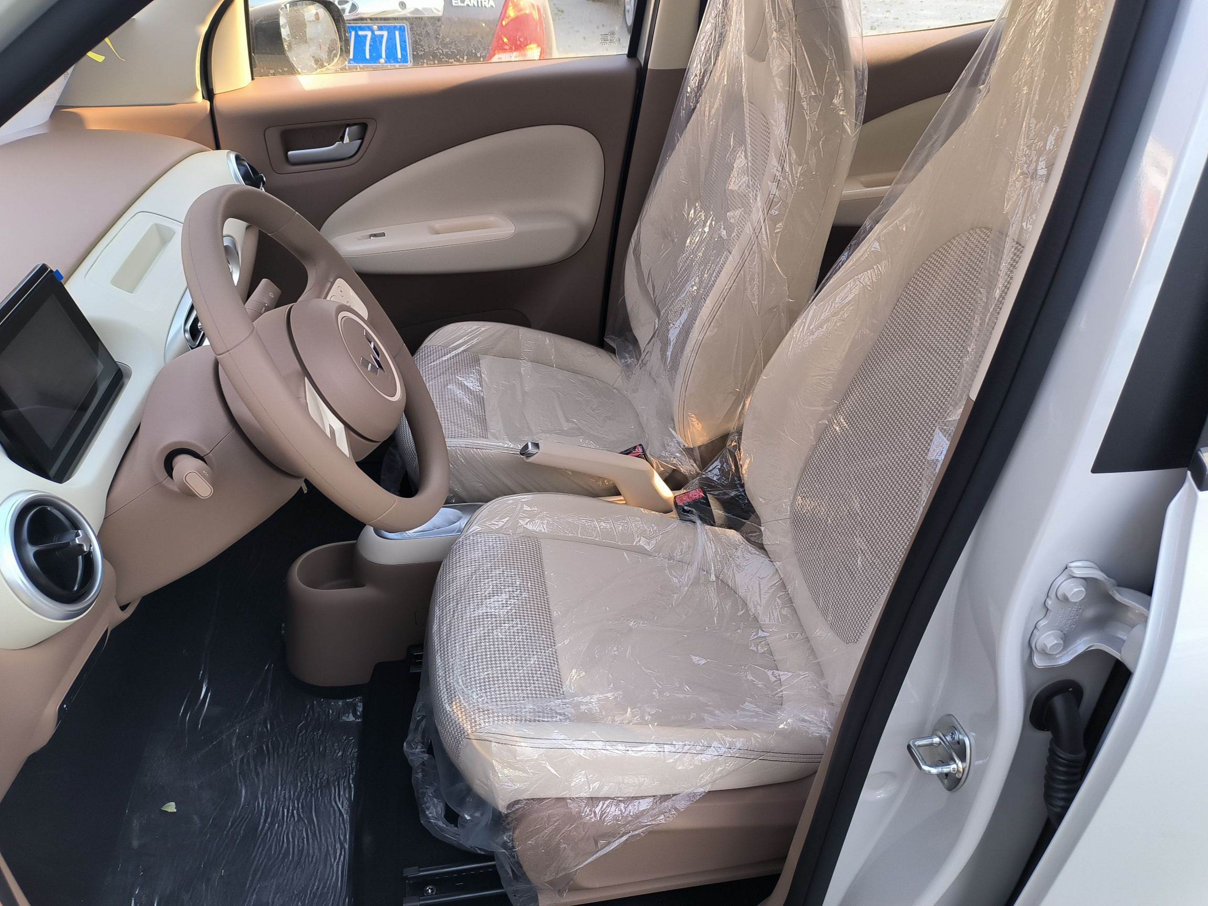 المقاعد الأمامية داخل السيارة