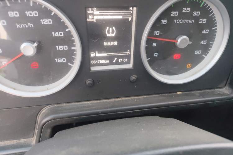 Used Iveco Daily 2021 2.5T A40 M1 Passenger Van 5-9 Seats Long Wheelbase Mid-Roof Design Dual Tires Manual Doors
