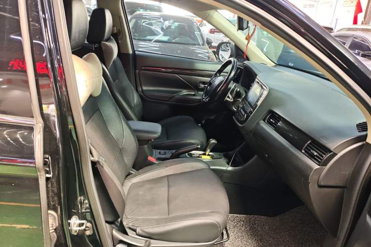 Used Mitsubishi Outlander 2016 2.4L 4x4 Luxury Edition 7-Seater
