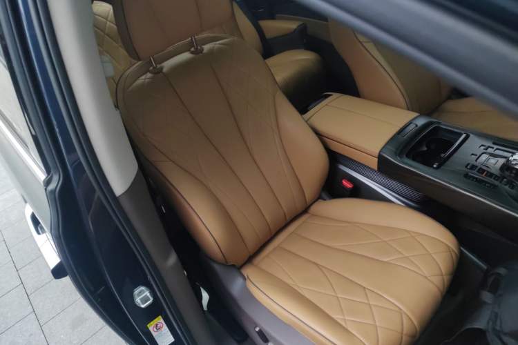 Used Denza D9 2022 DM-i 1040 Prestige Model
