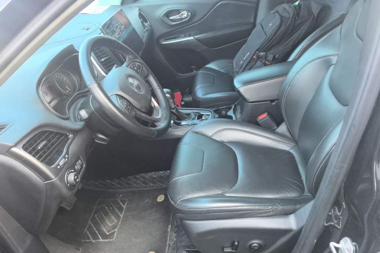 Used  Cherokee 2019 2.0T Two-Wheel Drive Smart Enjoyment Version China VI