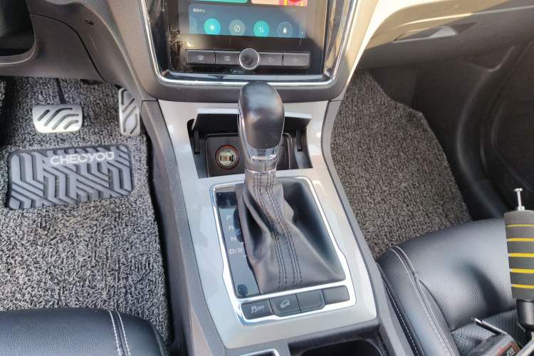 Used Roewe RX5 2016 20T Two-Wheel Drive Automatic Internet Smart Edition
