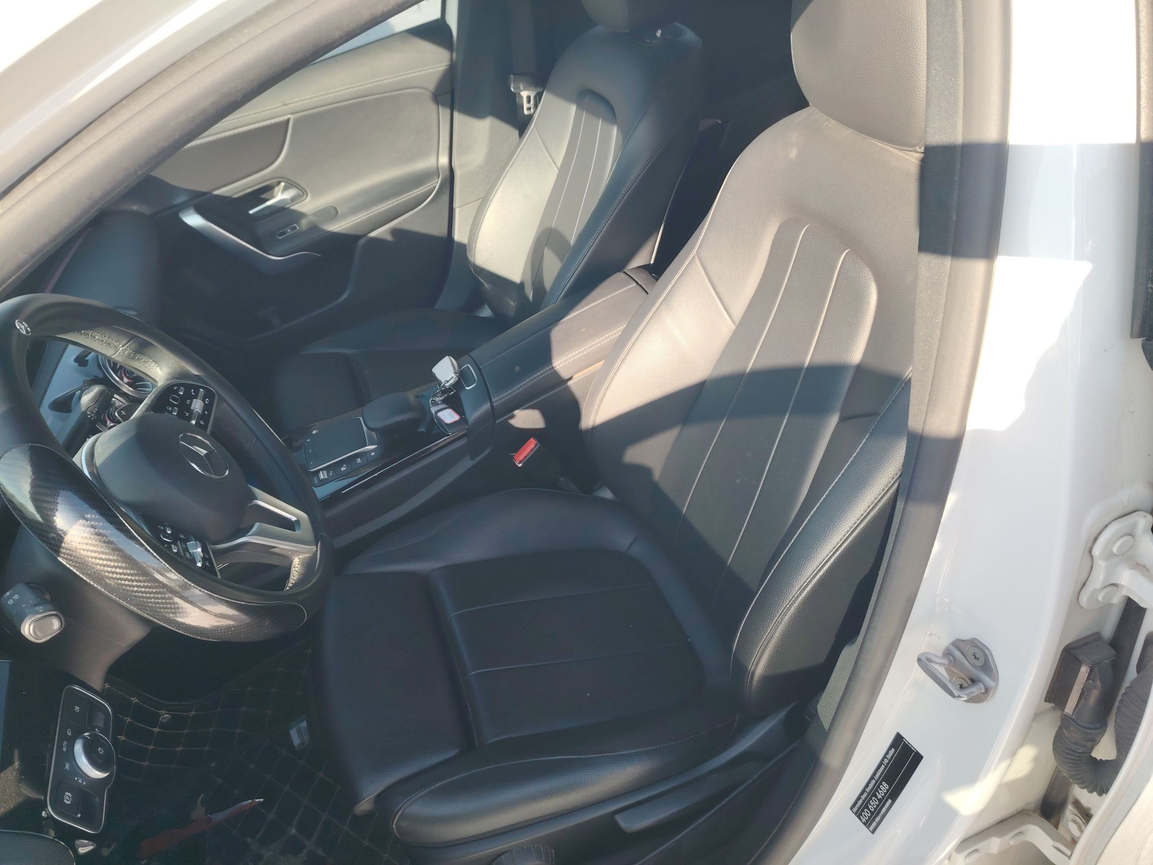 المقاعد الأمامية داخل السيارة