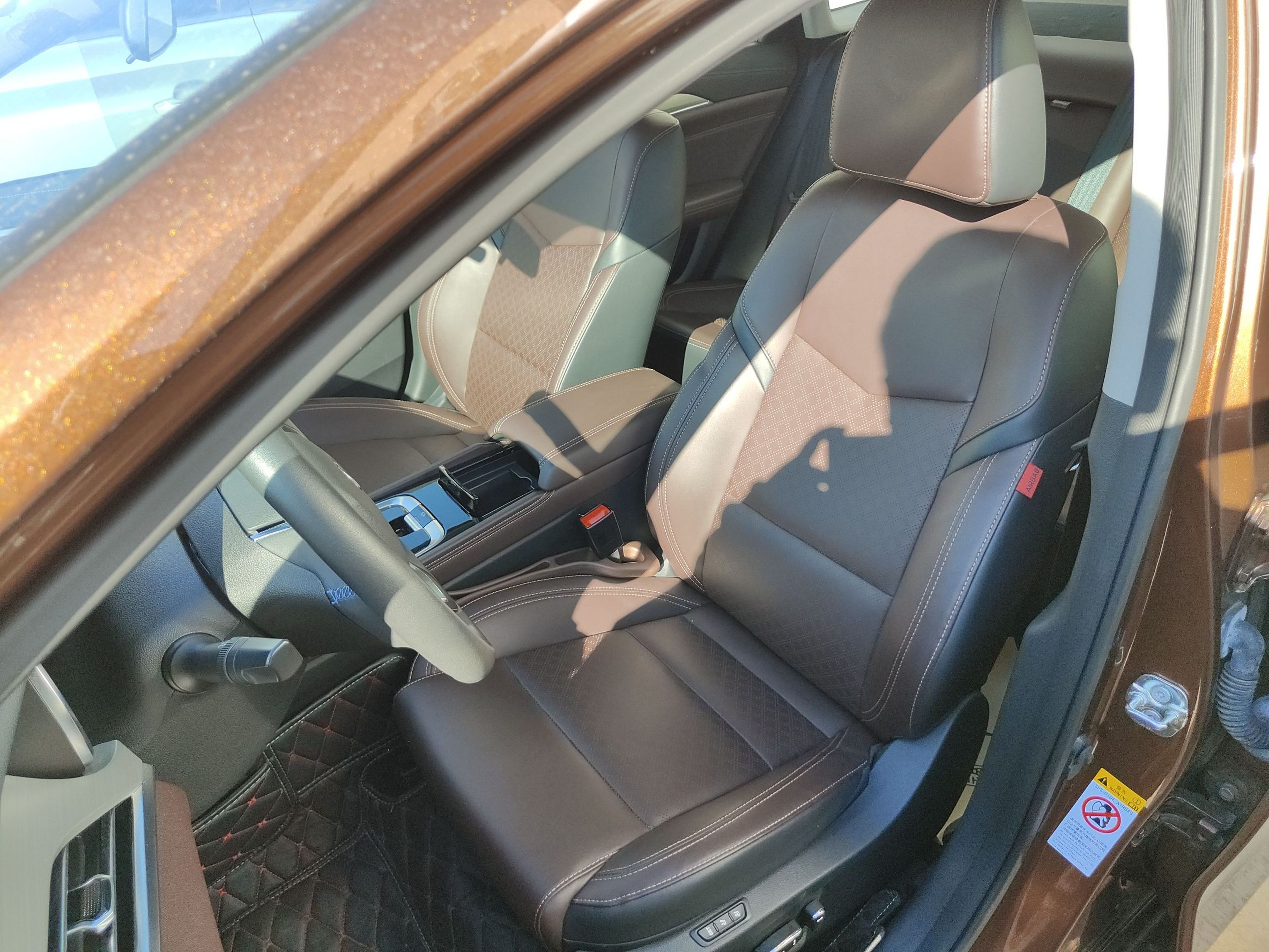 Переднее сиденье в автомобиле