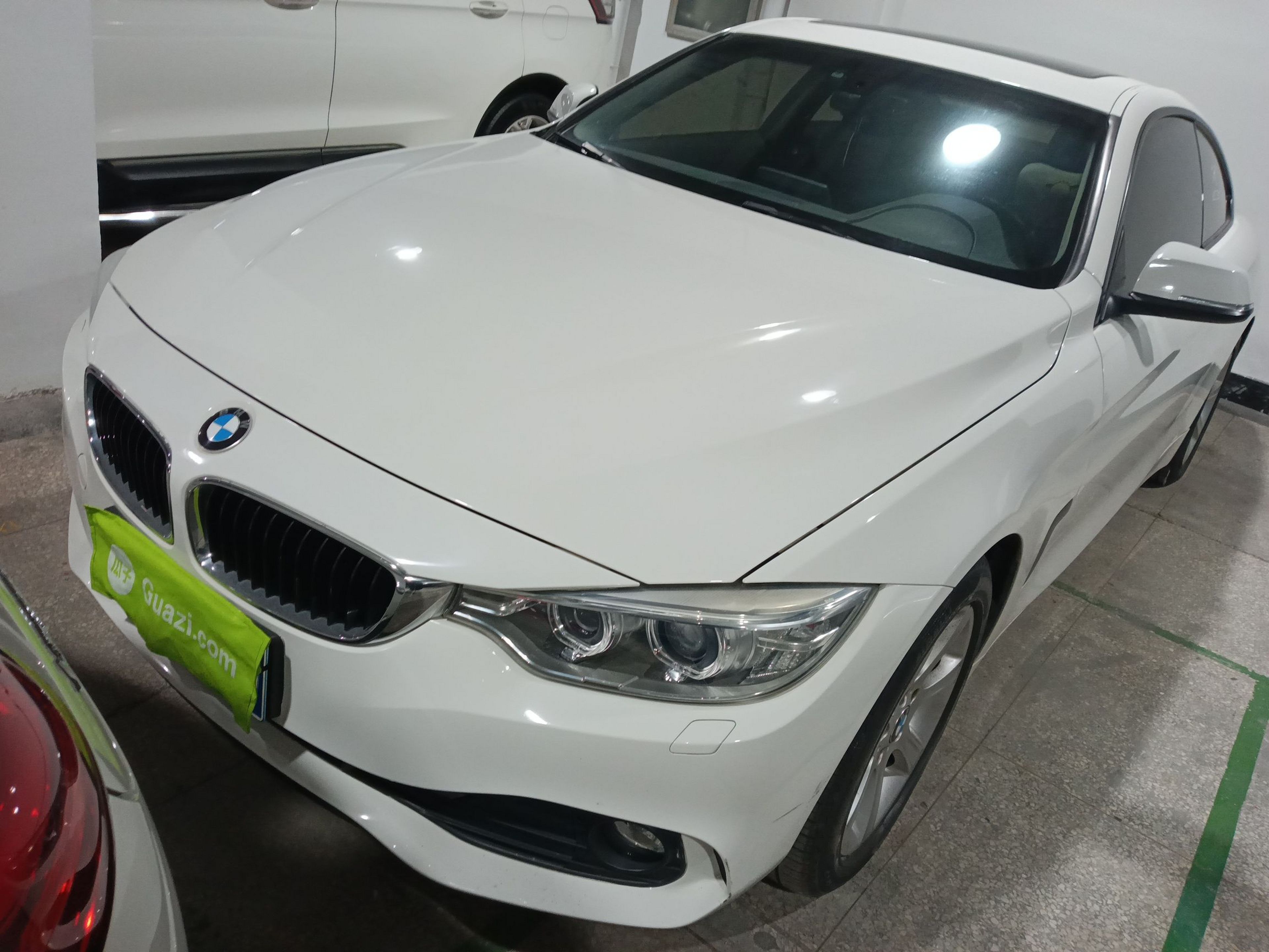 تحت مقدمة السيارة