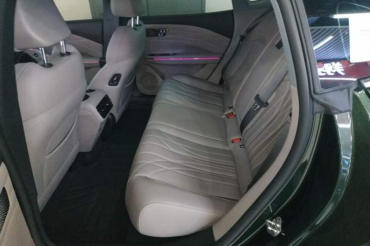 Used  Galaxy 8 2025 130km EM-i Deluxe Edition
