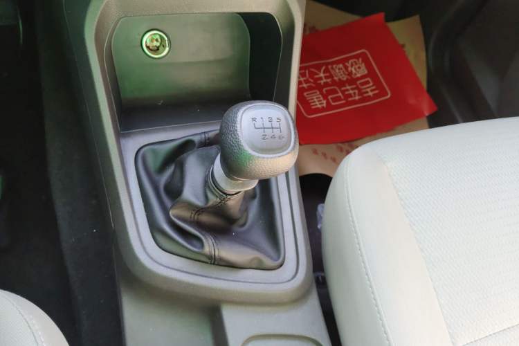 Used Wuling Hongguang V 2022 1.5L Jingqu Edition Enclosed-Window Vehicle with Electric Power Steering LAR