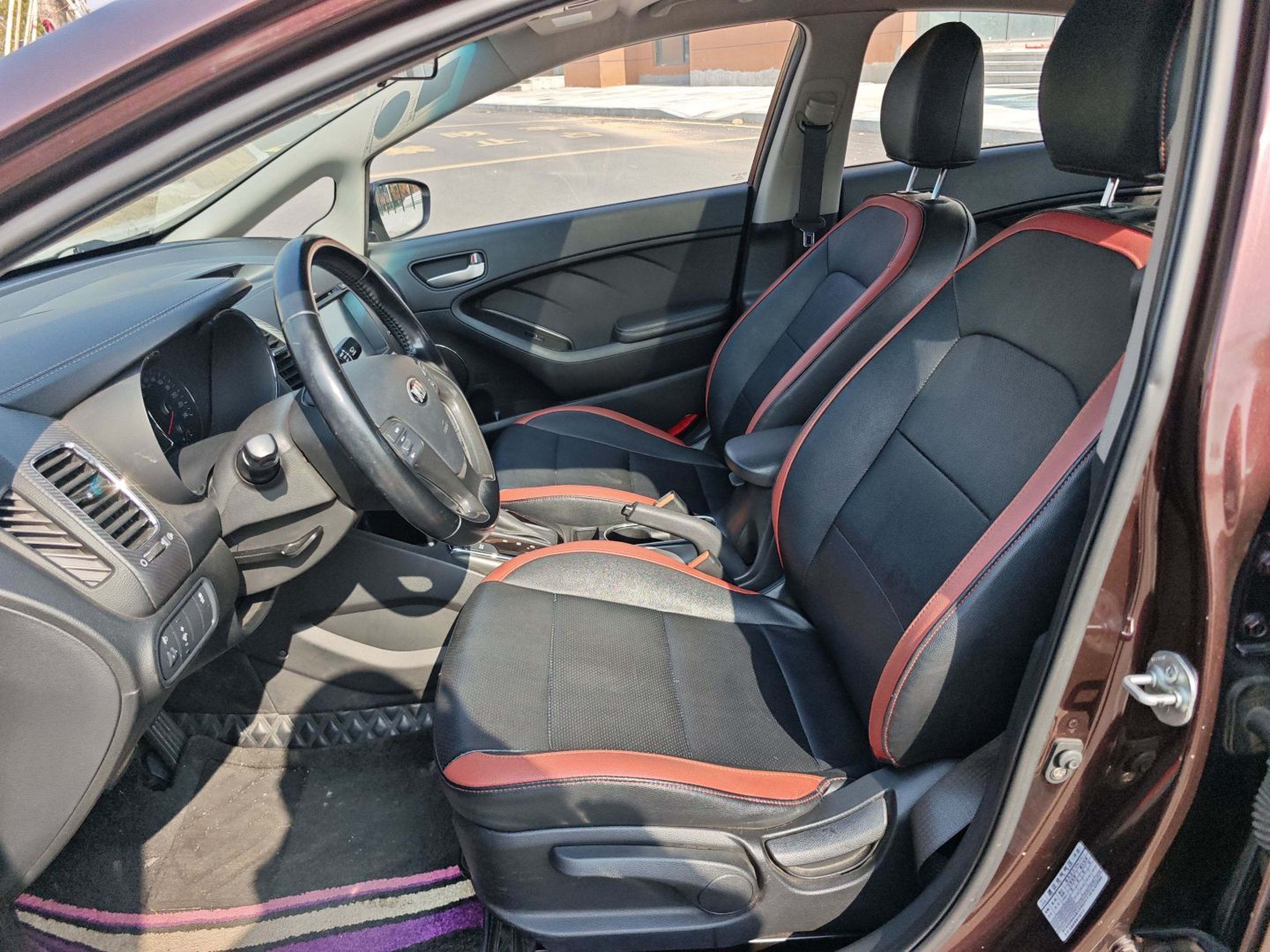 Переднее сиденье в автомобиле