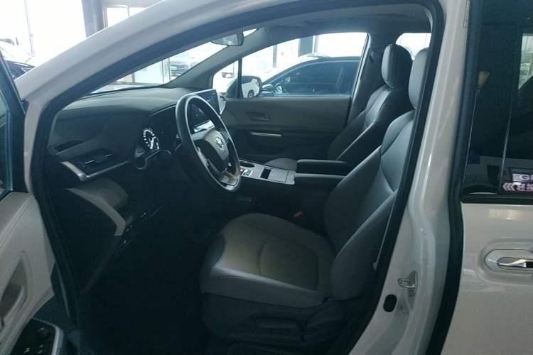 Used Toyota Granvia 2024 2.5L Hybrid Comfort Edition
