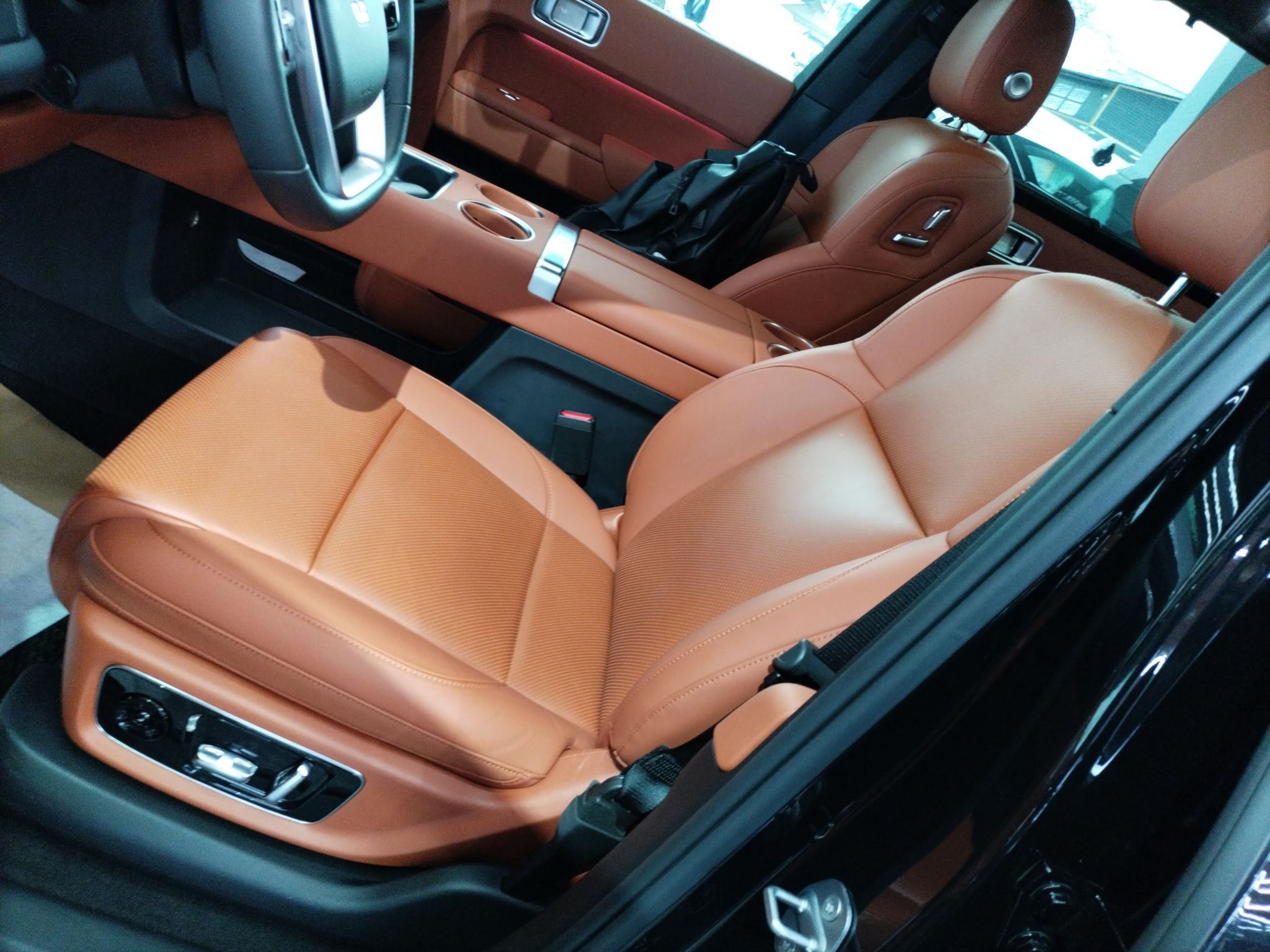 المقاعد الأمامية داخل السيارة