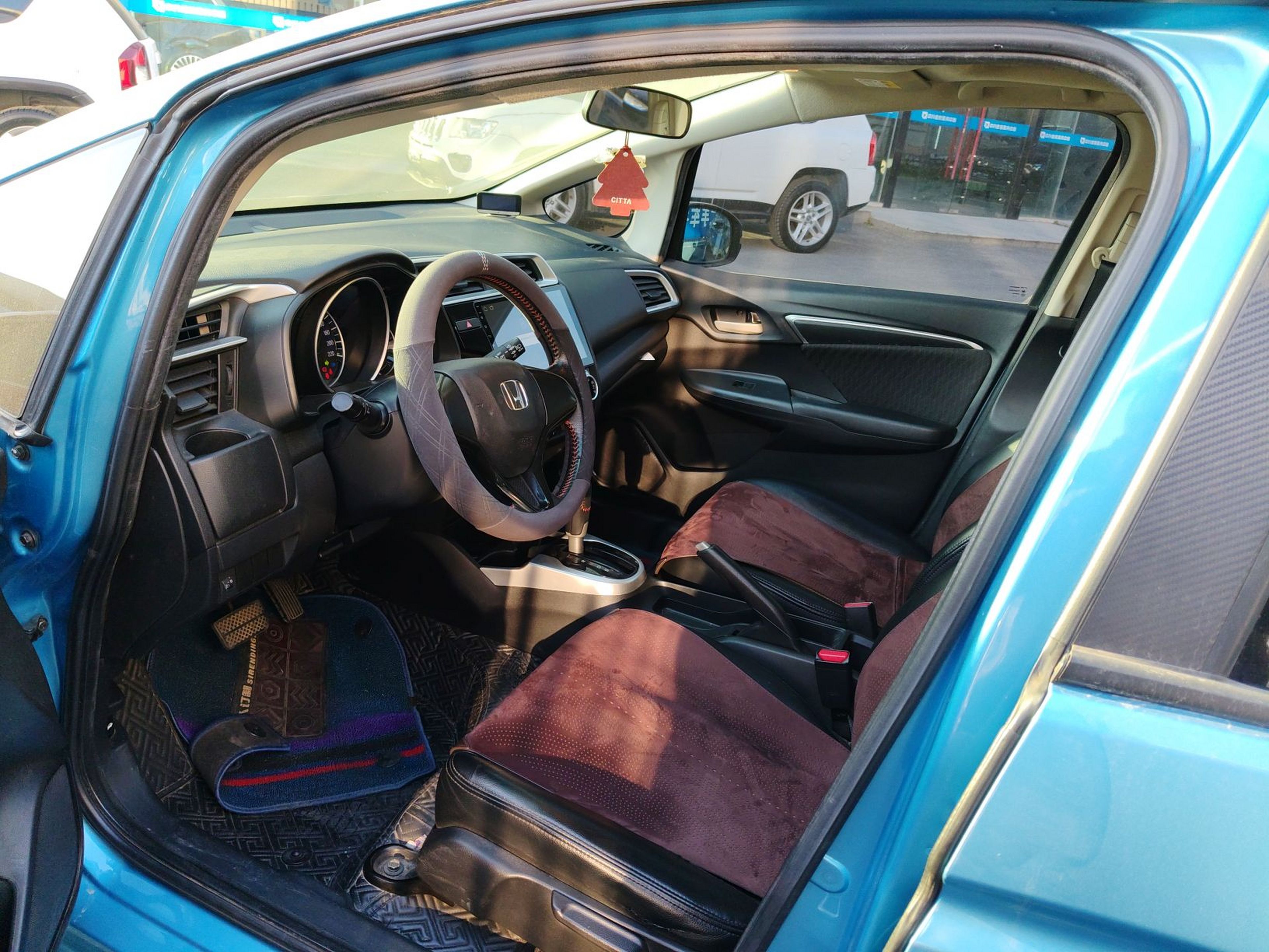 Переднее сиденье в автомобиле