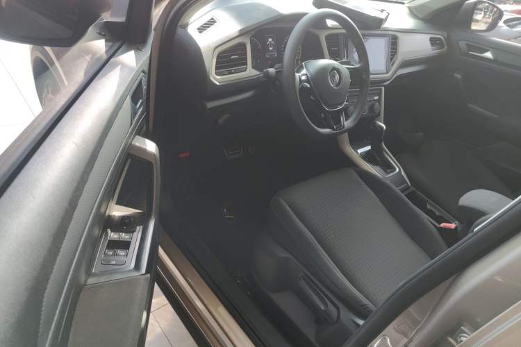 Used Volkswagen T-ROC 2018 230TSI DSG Two-Wheel Drive Fashion Edition China V Standard