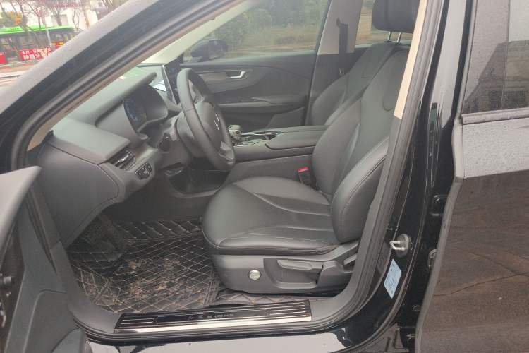 Used Hongqi E-QM5 2022 431 km Charge & Enjoy Edition