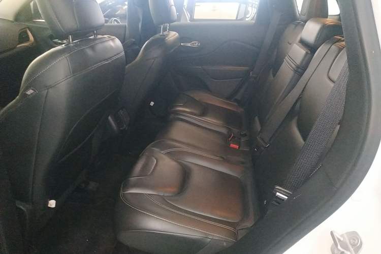 Used  Cherokee 2017 2.0L Superior Edition
