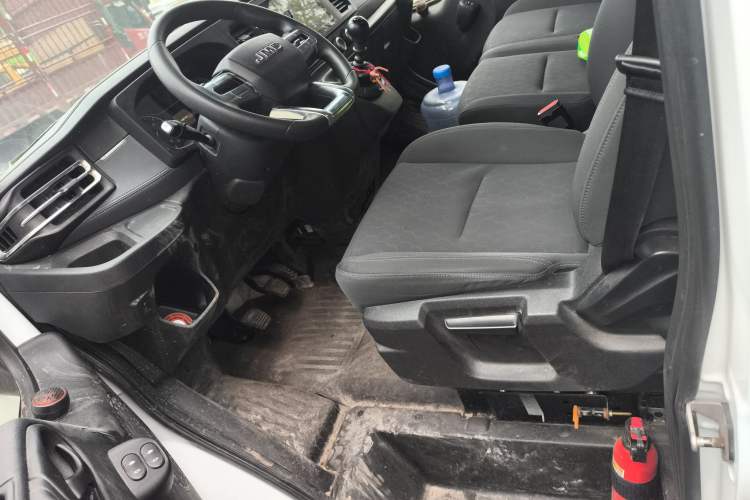 Used JMC Fushun 2023 2.0T Manual Short Wheelbase Low-Roof Commercial Multi-Purpose Passenger Vehicle 6 Seats with Lift-Up Tailgate