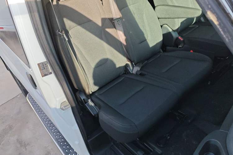 Used JMC Fushun 2023 2.0T Automatic Short-Wheelbase Mid-Top Commercial Multi-Purpose 6-Seater Passenger Vehicle
