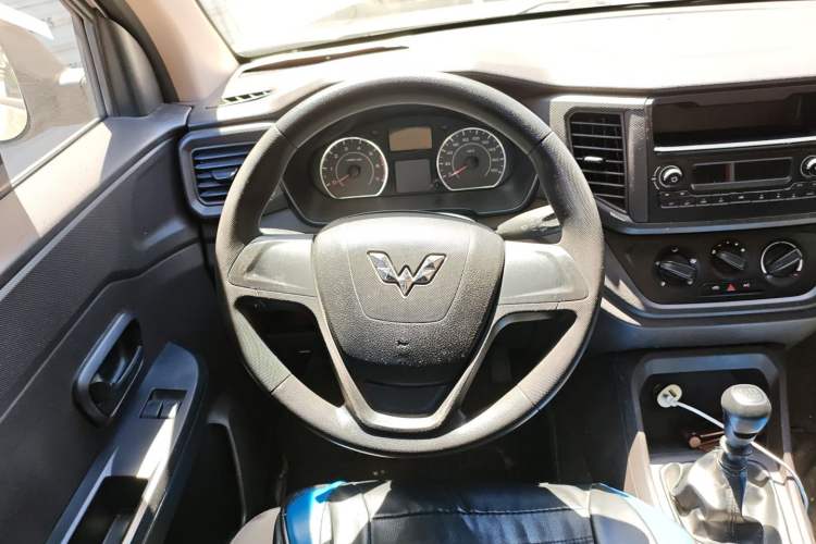 Used Wuling Hongguang V 2019 1.5L Base Version China VI LAR
