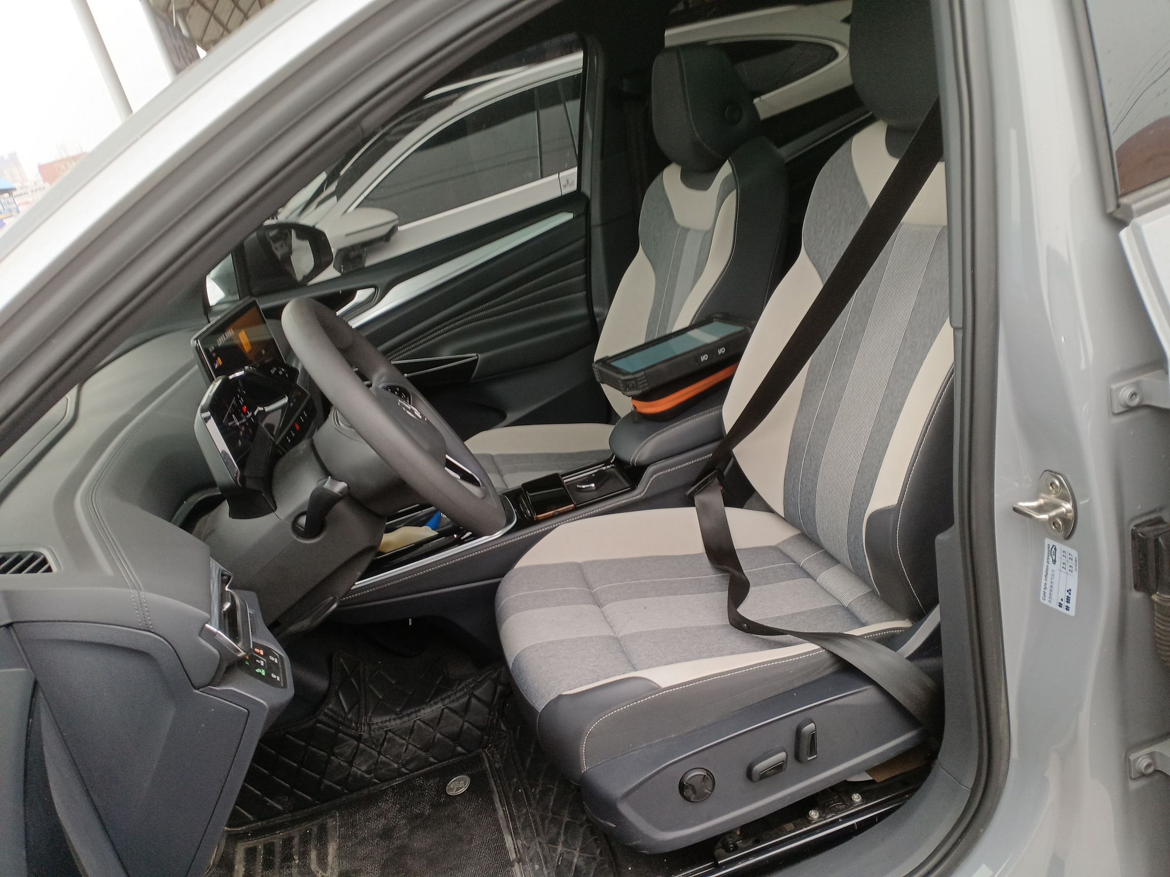 Переднее сиденье в автомобиле