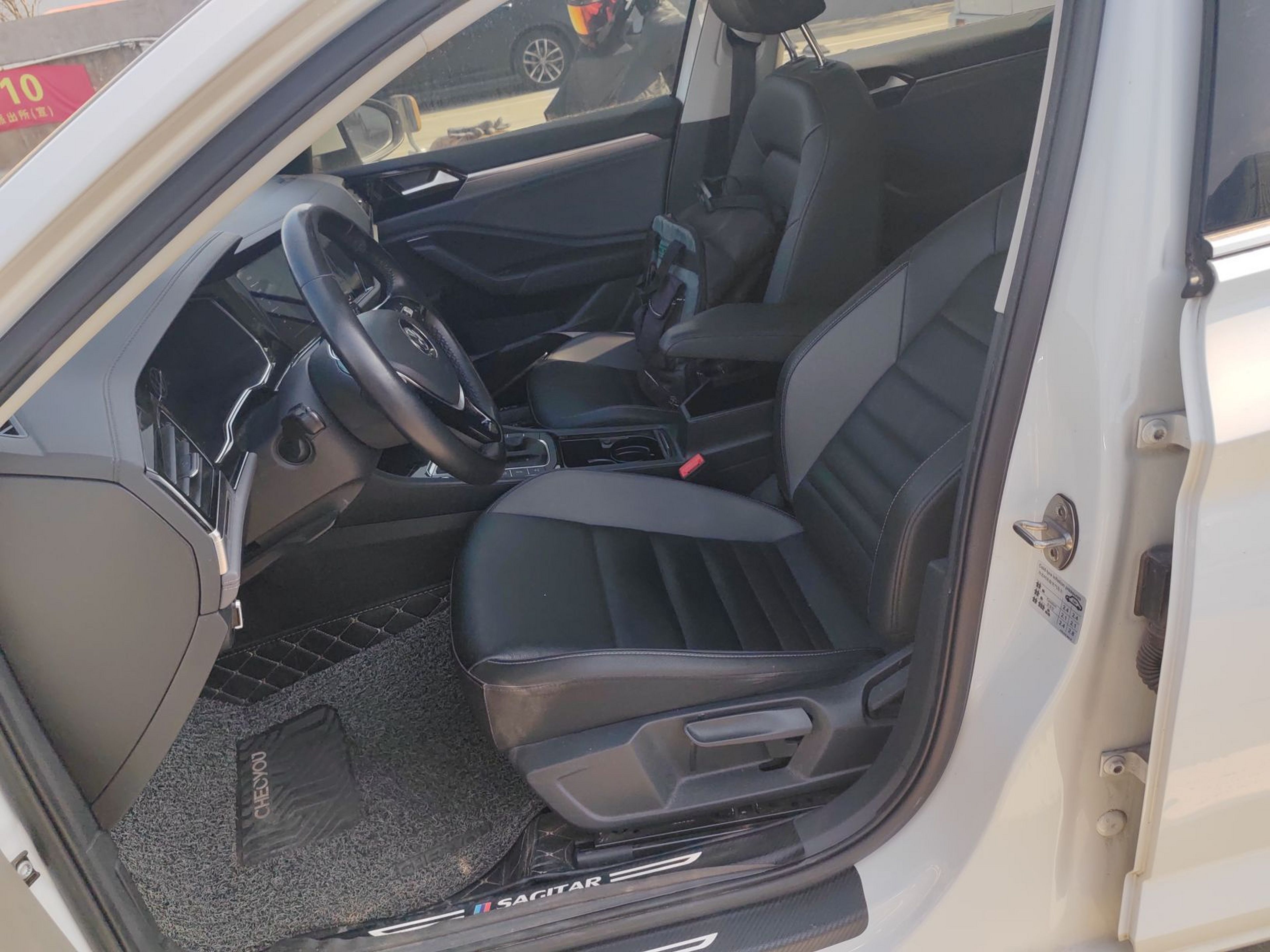 Переднее сиденье в автомобиле