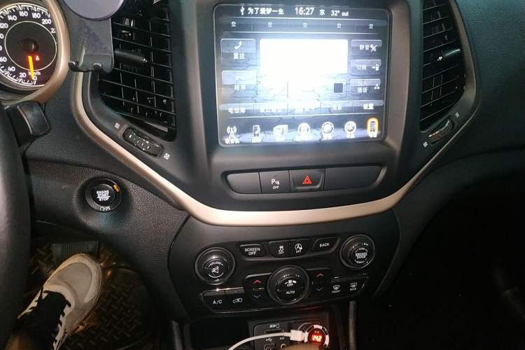 Used  Cherokee 2016 2.4L Professional Smart Version
