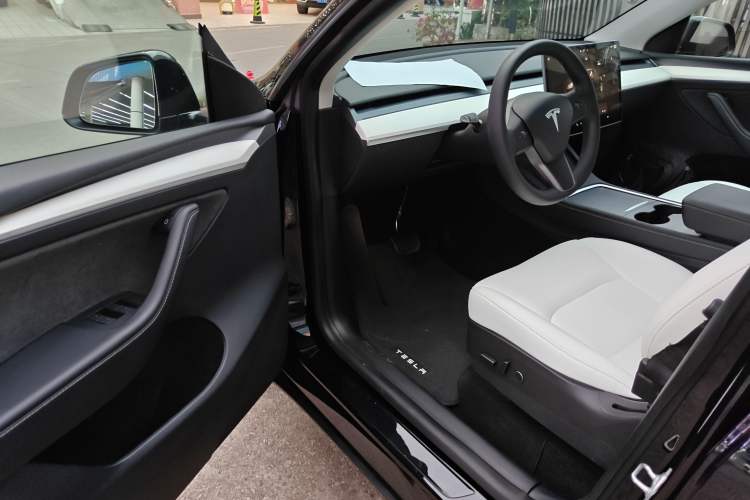 Used Tesla Model Y 2022 Long-Range All-Wheel-Drive Version