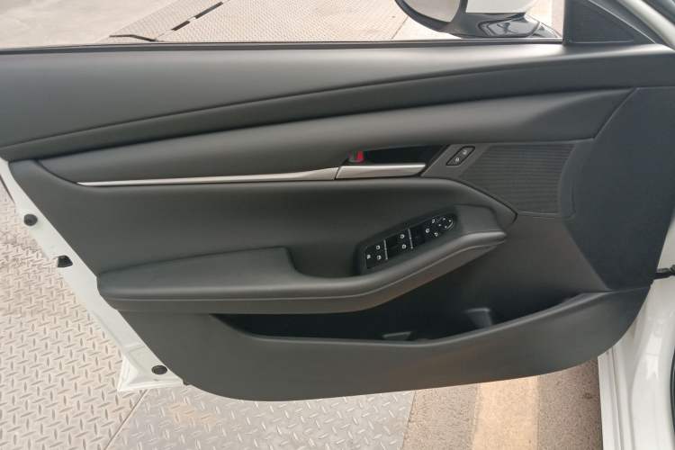 Used Mazda Mazda 3 Axela 2020 1.5L Automatic Luxury Version
