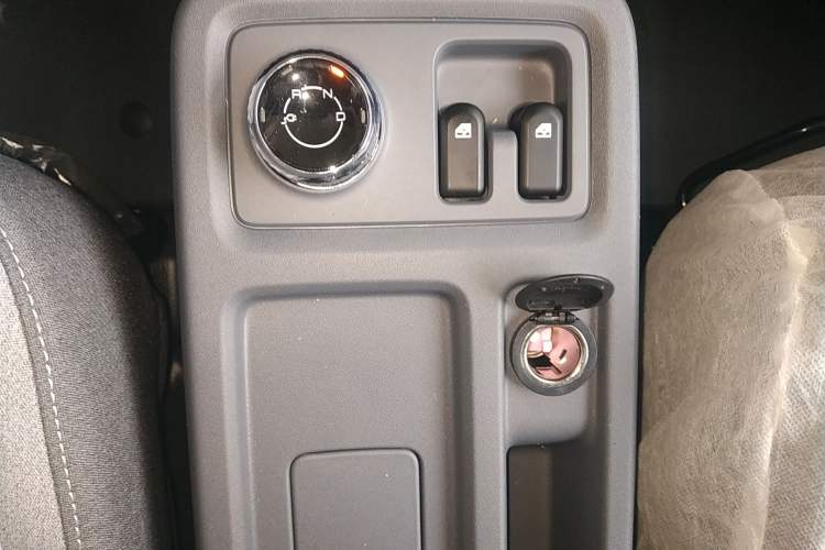 Used Wuling Yangguang 2024 300KM Comfort Version Passenger Van 75kW
