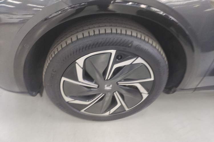 Used  R7 2023 Rear-Drive Screen King Pro Edition
