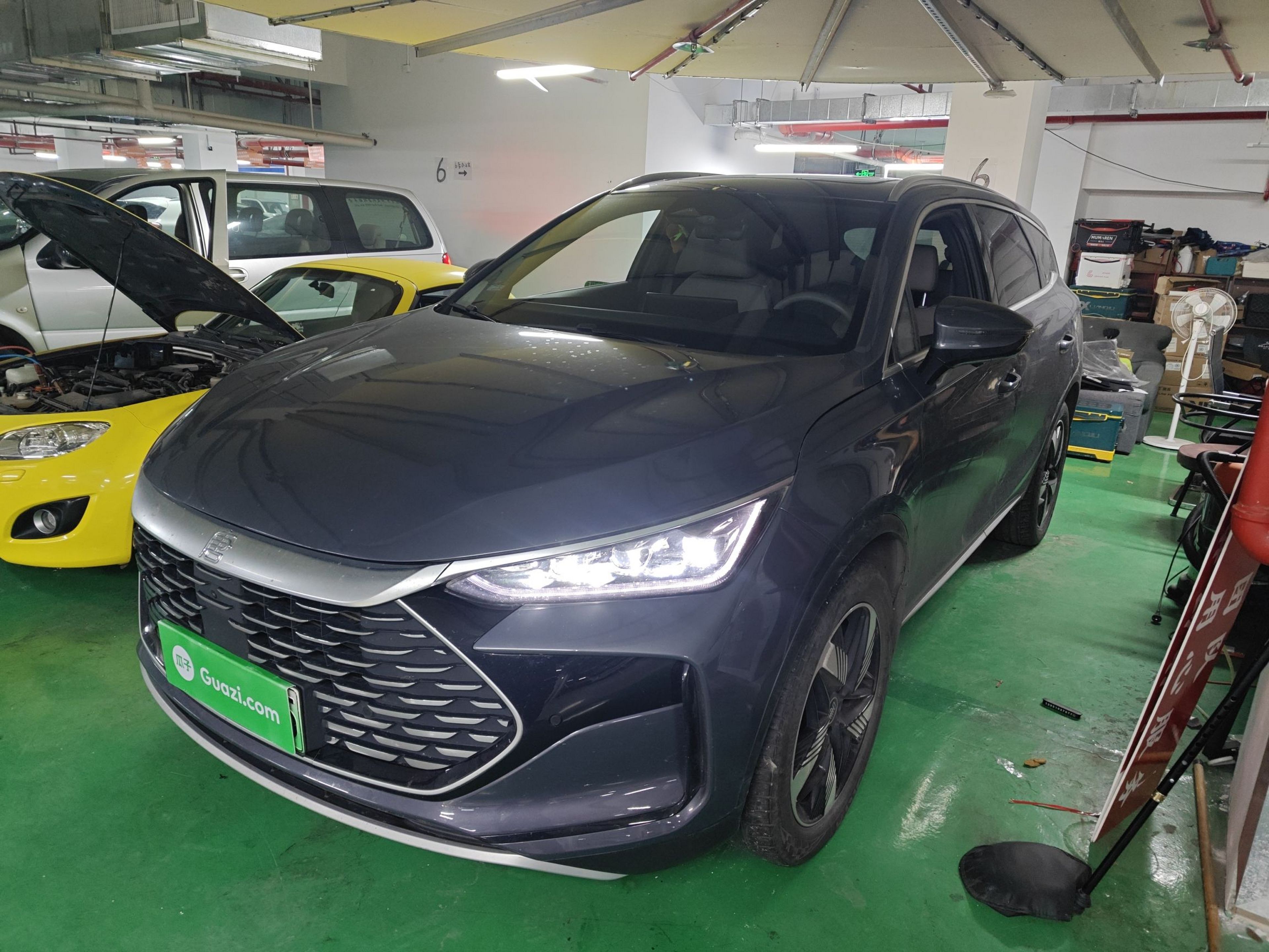 Под передней частью автомобиля