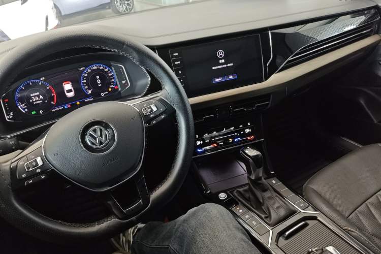 Used Volkswagen Passat 2020 330TSI Luxury Edition China VI
