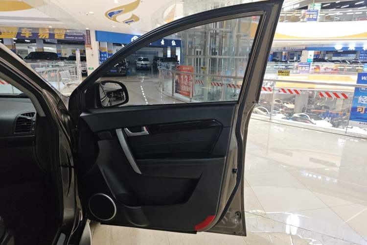 Used Chevrolet Captiva 2015 2.4L 4x4 Flagship Edition 7-Seater
