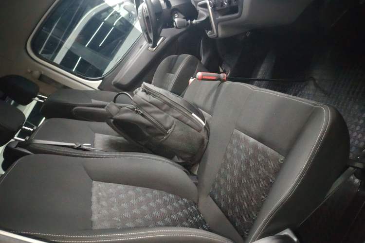 Used SAIC MAXUS Xintu V80 2023 2.0T Manual Classic Aoyuntong Short Wheelbase Mid-Roof 5/6-Seater