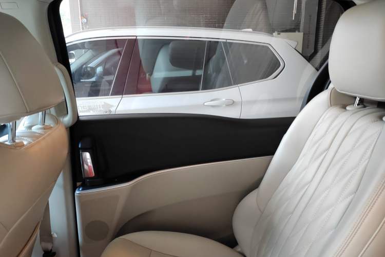 Used Buick GL8 2023 Land Executive Class Comfort Model
