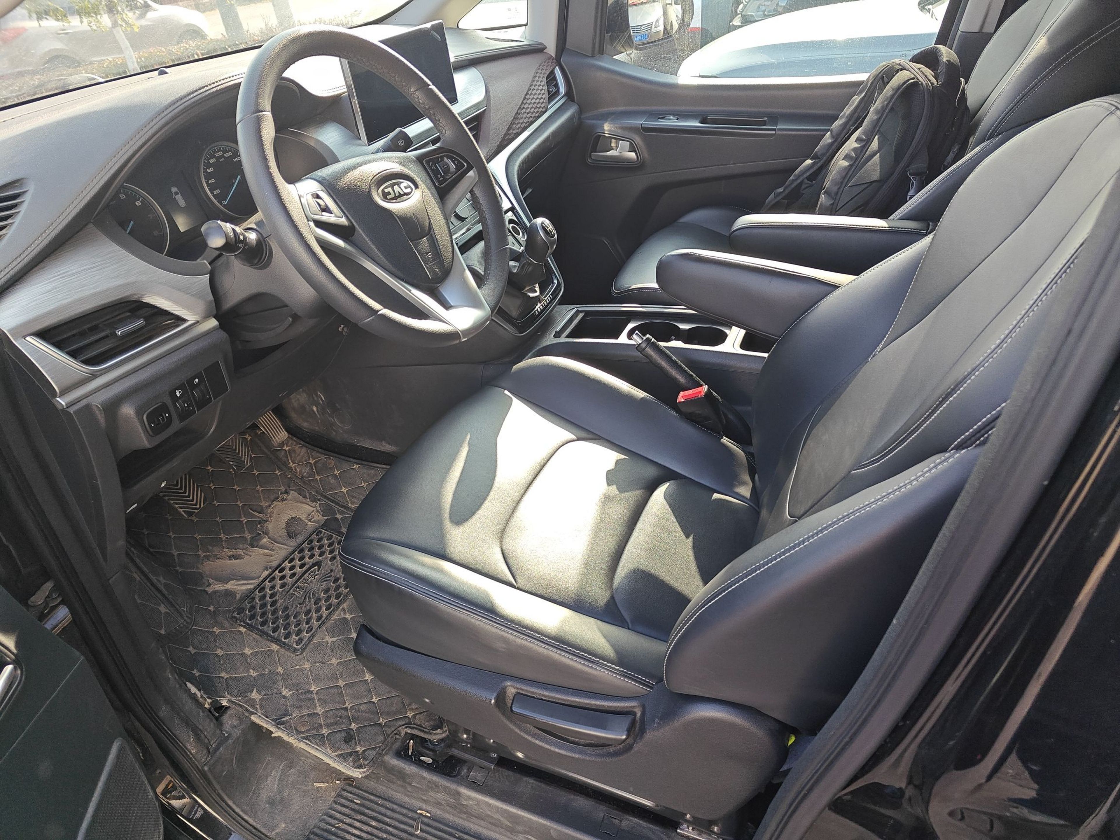 Переднее сиденье в автомобиле