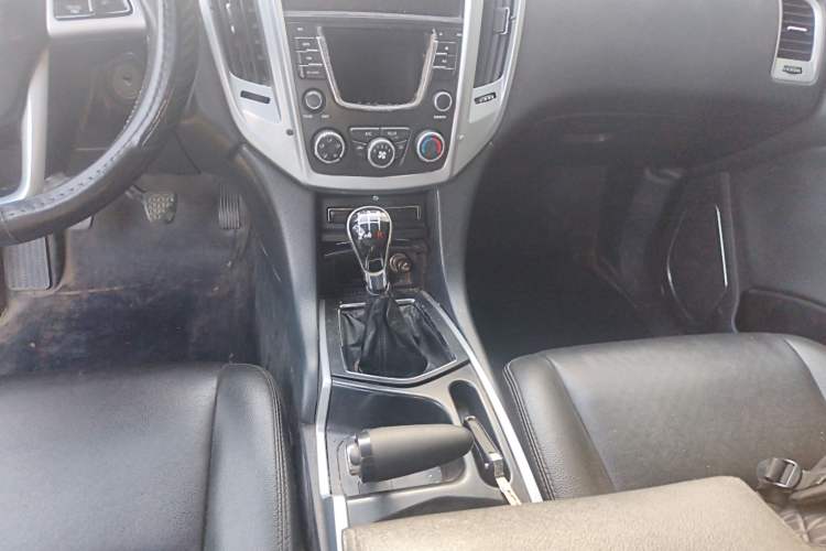 Used JMC Yusheng S350 2013 2.4T Manual Two-Wheel Drive Diesel Luxury 7-Seater
