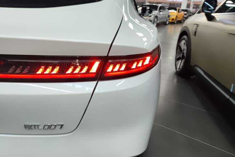 Used  eπ007 2024 Range-Extended 200 Air Edition