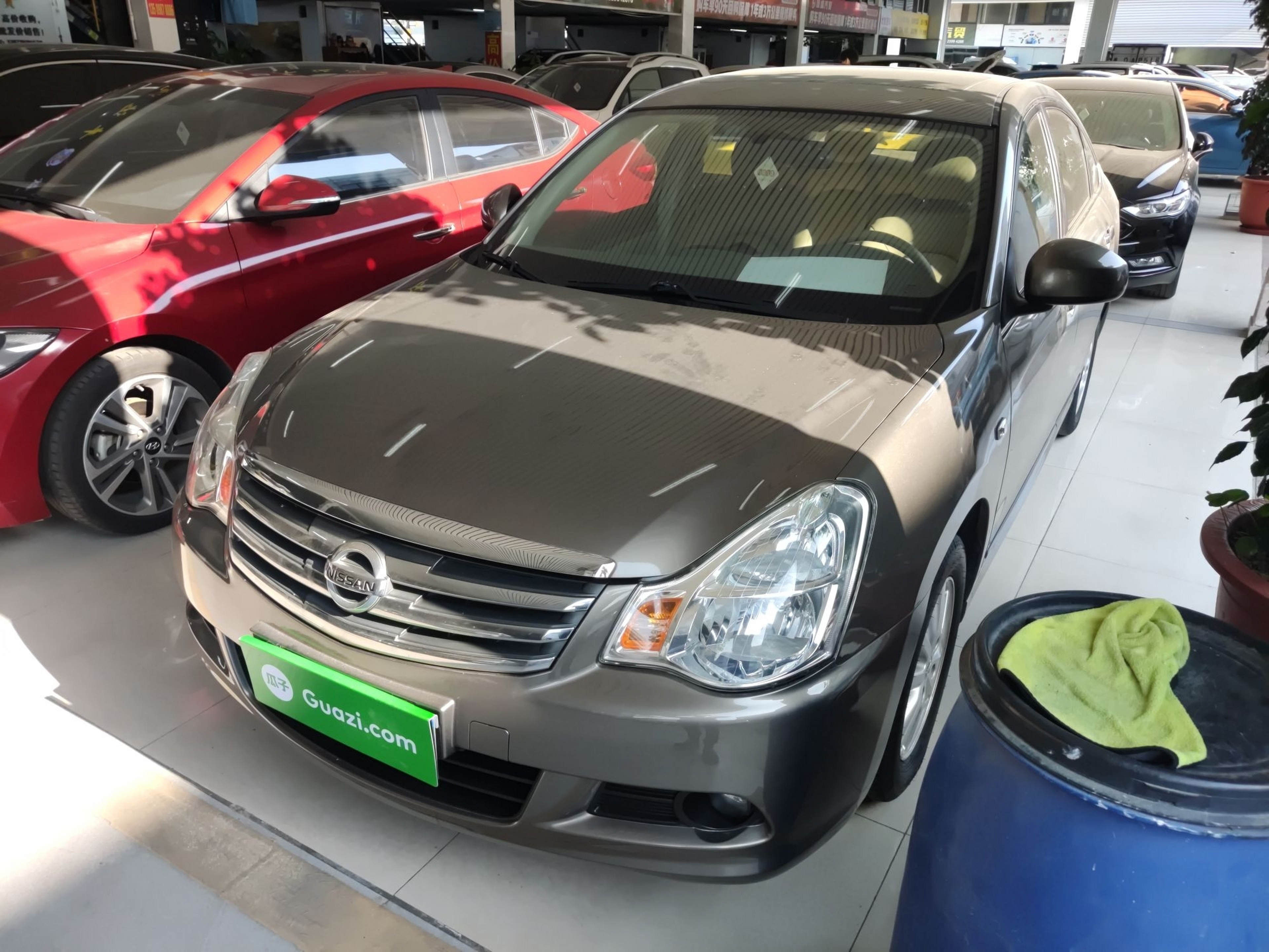 تحت مقدمة السيارة