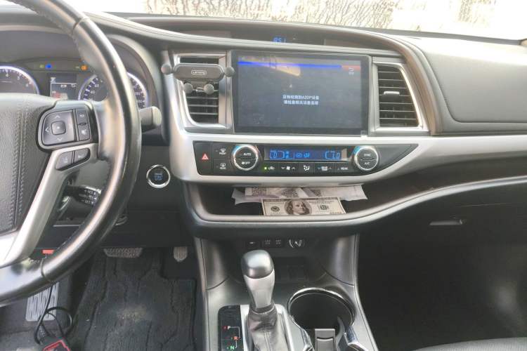 Used Toyota Highlander 2018 2.0T Two-Wheel-Drive Luxury Edition 7 Seats Emission Standard China V
