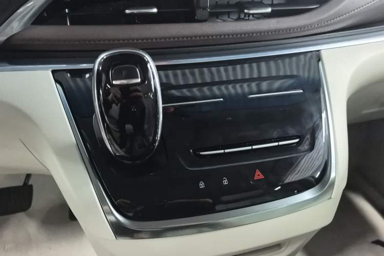 Used Buick GL8 2021 Land Cruiser Executive Class 652T Luxury Model
