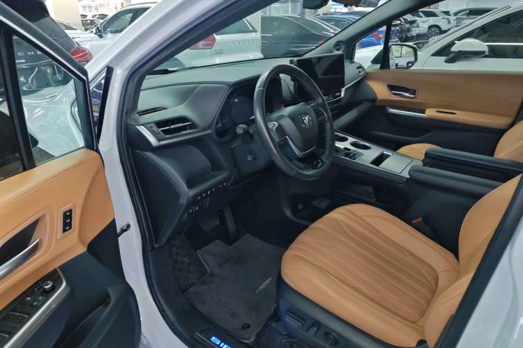 Used Toyota Sienna 2021 2.5L Hybrid Platinum Edition
