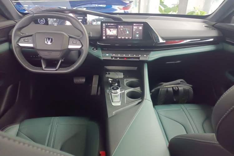 Used Changan UNI-V iDD 2024 Blue Whale Smart Electric iDD 136km ZhiKu Model