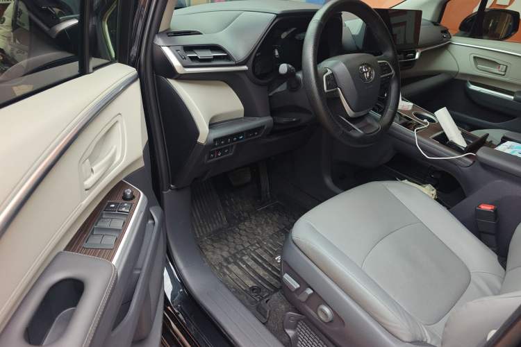 Used Toyota Granvia 2024 2.5L Hybrid Comfort Edition
