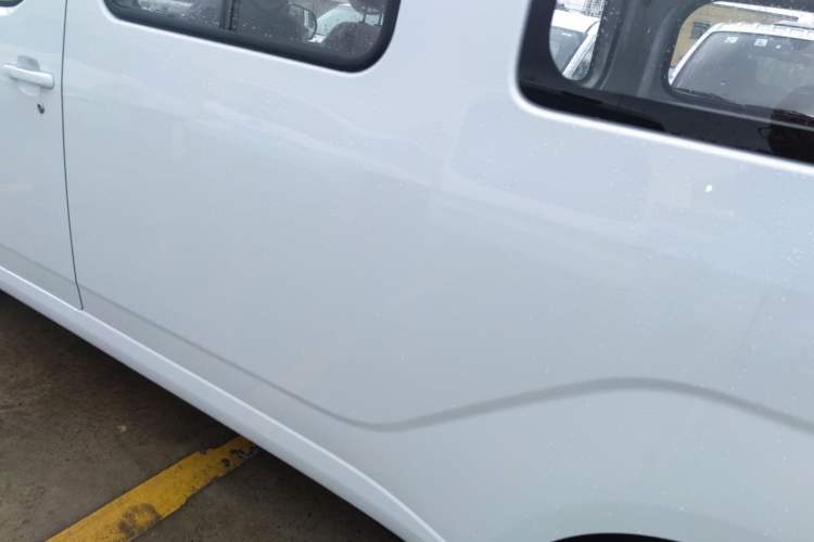 Used Wuling Yangguang 2024 300KM Comfort Version Passenger Van 75kW
