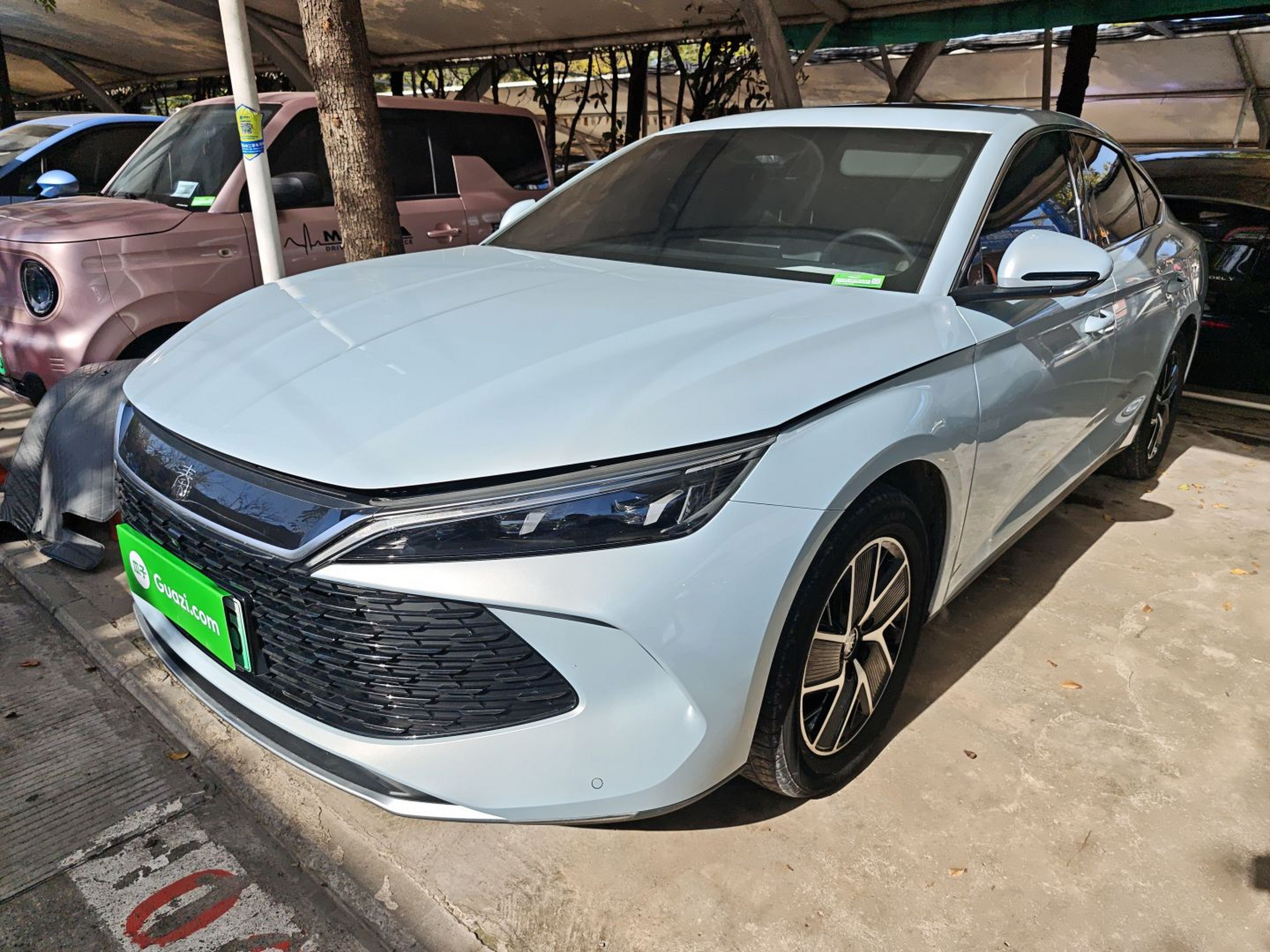 Под передней частью автомобиля