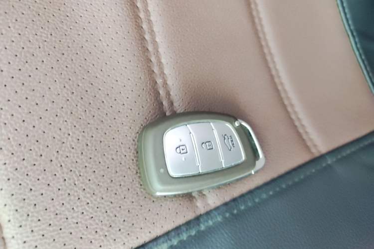 Used Hyundai Verna (older generation) 2014 1.4L Manual Top-Tier Model TOP