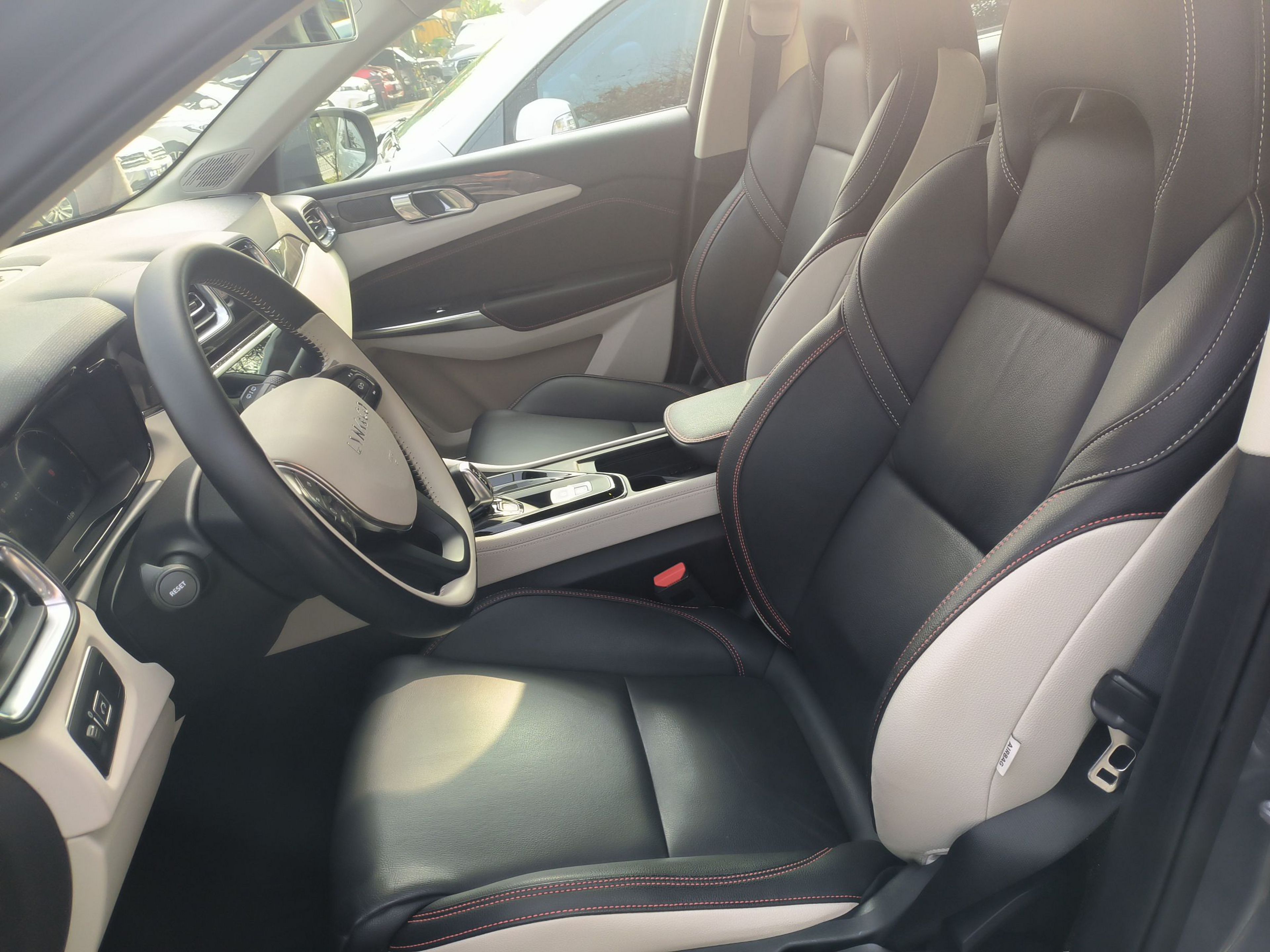 المقاعد الأمامية داخل السيارة